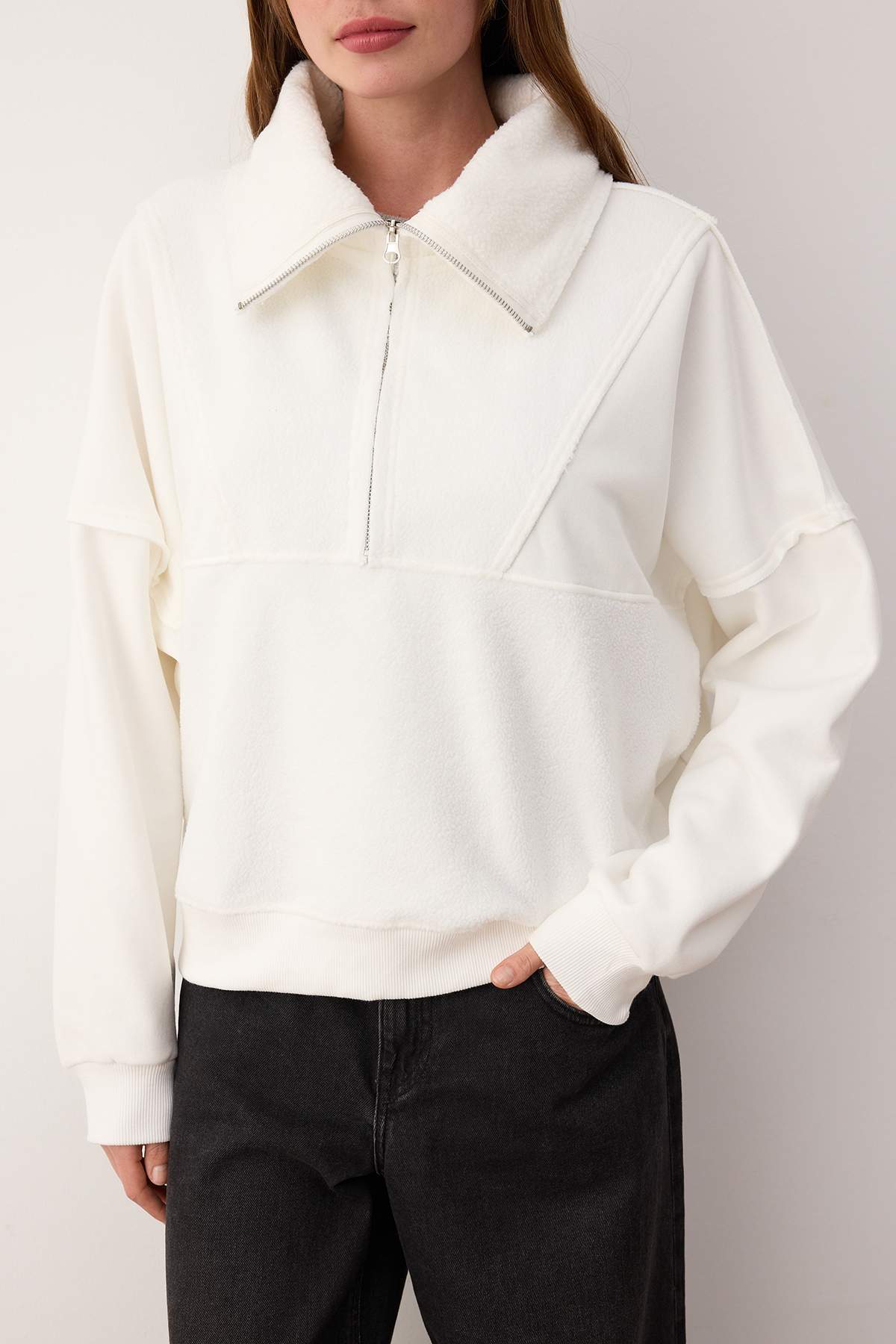 Trendyolmilla Ekru Regular/Normal Kalıp Polar Fermuarlı Cep Detaylı Kalın Örme Sweatshirt TWOAW26SW00009