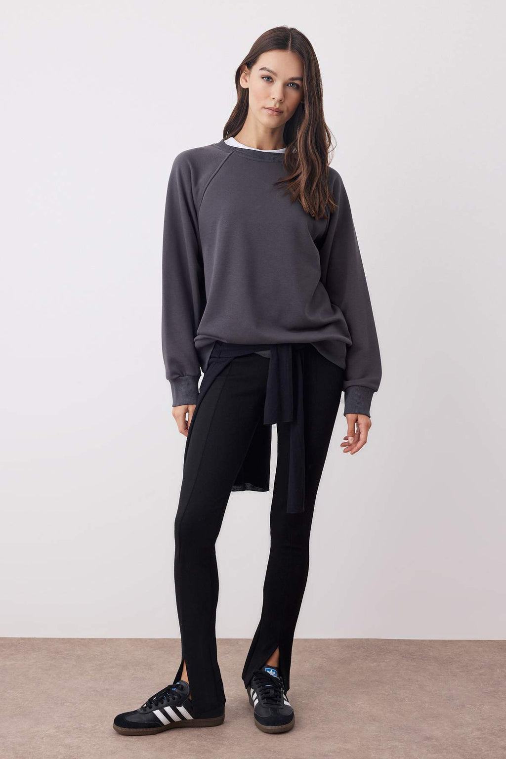 Trendyolmilla Antrasit Relaxed/Rahat Kalıp Basic Reglan Kol Bisiklet Yaka Örme Sweatshirt TWOAW26SW00030