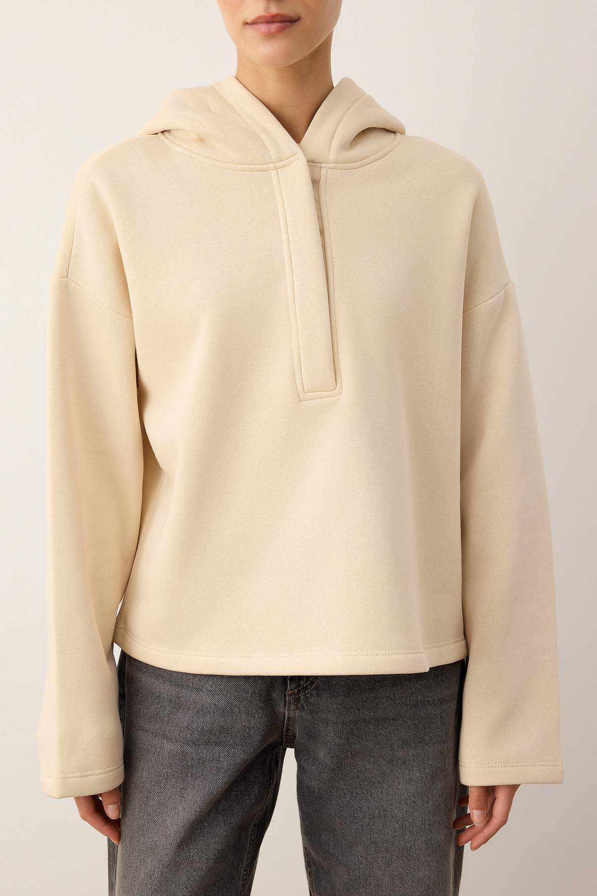 Trendyolmilla Siyah Kalın İçi Polarlı Yarım Pat Fermuarlı Oversize Kapüşonlu Örme Sweatshirt TWOAW26SW00060