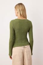 Trendyolmilla Kahverengi Fitted/Vücuda Oturan Aksesuar Detaylı Dokulu Uzun Kollu Esnek Örme Bluz TWOAW26BZ00134