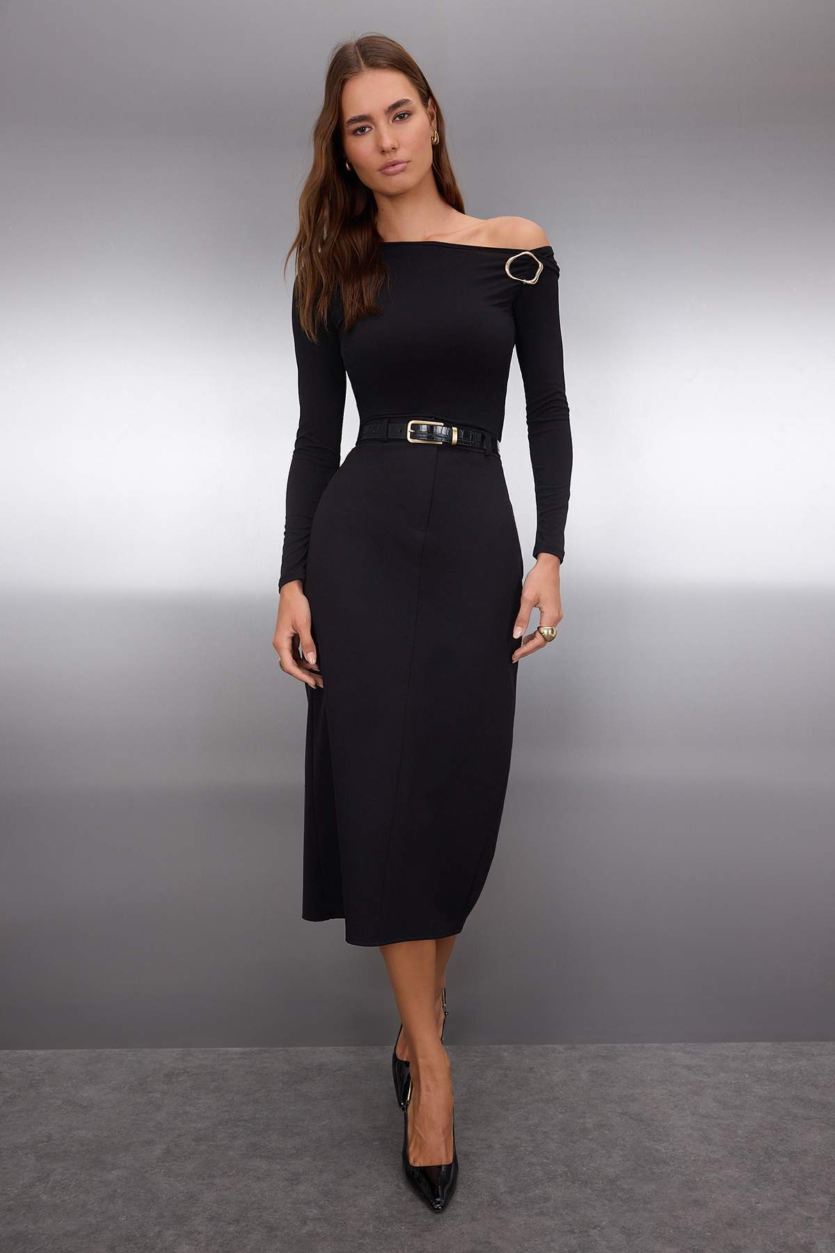 Trendyolmilla Haki Fitted Düşük Omuzlu Aksesuar Detaylı Asimetrik Yaka Esnek Örme Bluz TWOAW26BZ00075