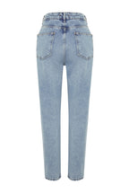 Trendyolmilla Beyaz Yüksek Bel Mom %100 Pamuk Non-Stretch Jeans TWOAW24JE00076