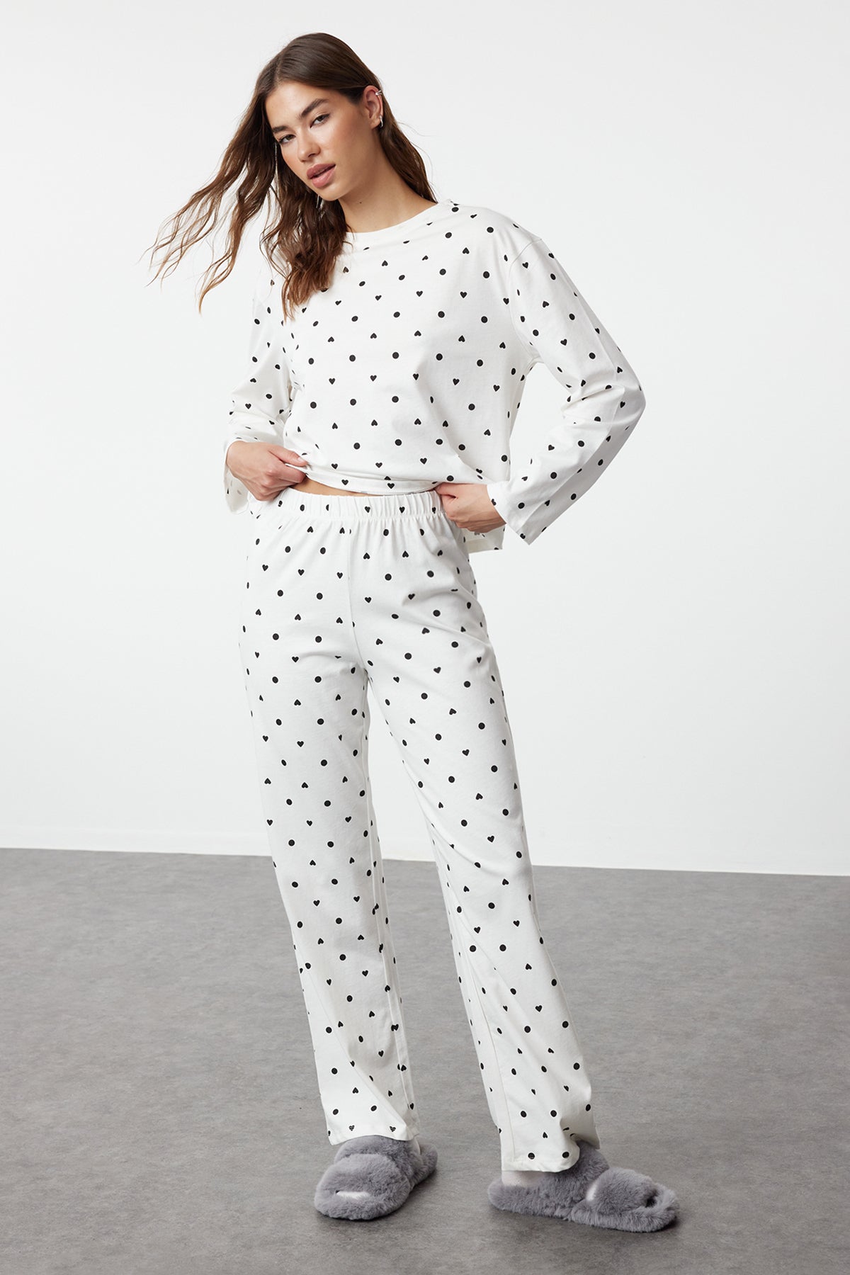 Trendyolmilla Siyah %100 Pamuklu Puantiye ve Kalpli Örme Pijama Takımı THMAW25PT00039