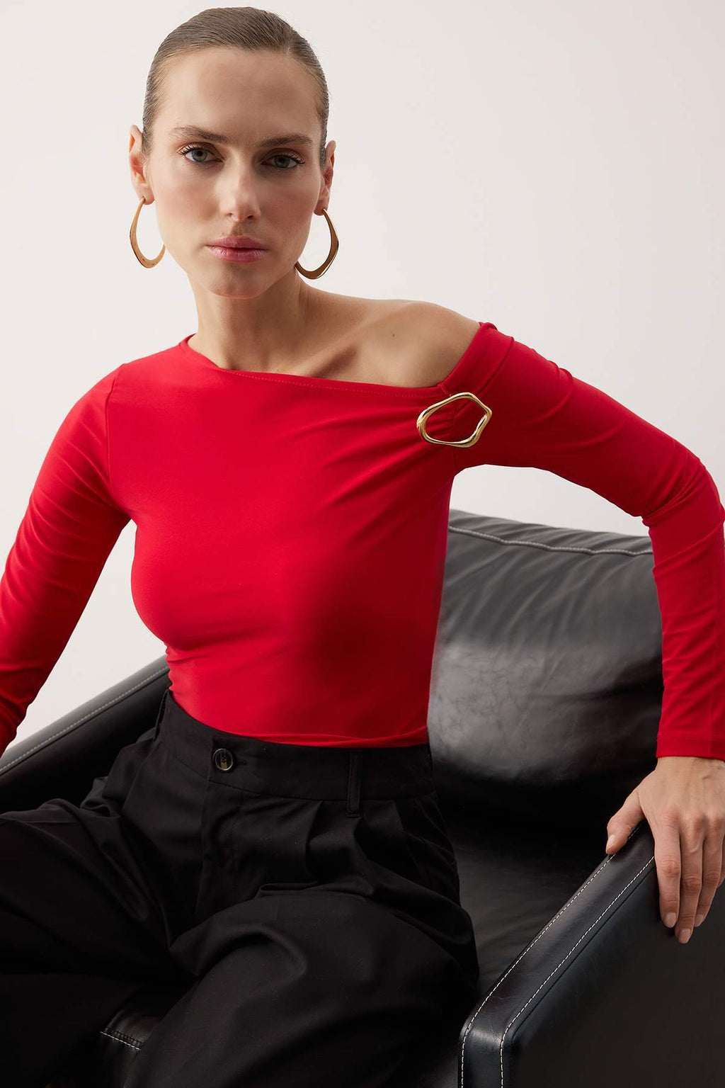 Trendyolmilla Haki Fitted Düşük Omuzlu Aksesuar Detaylı Asimetrik Yaka Esnek Örme Bluz TWOAW26BZ00075