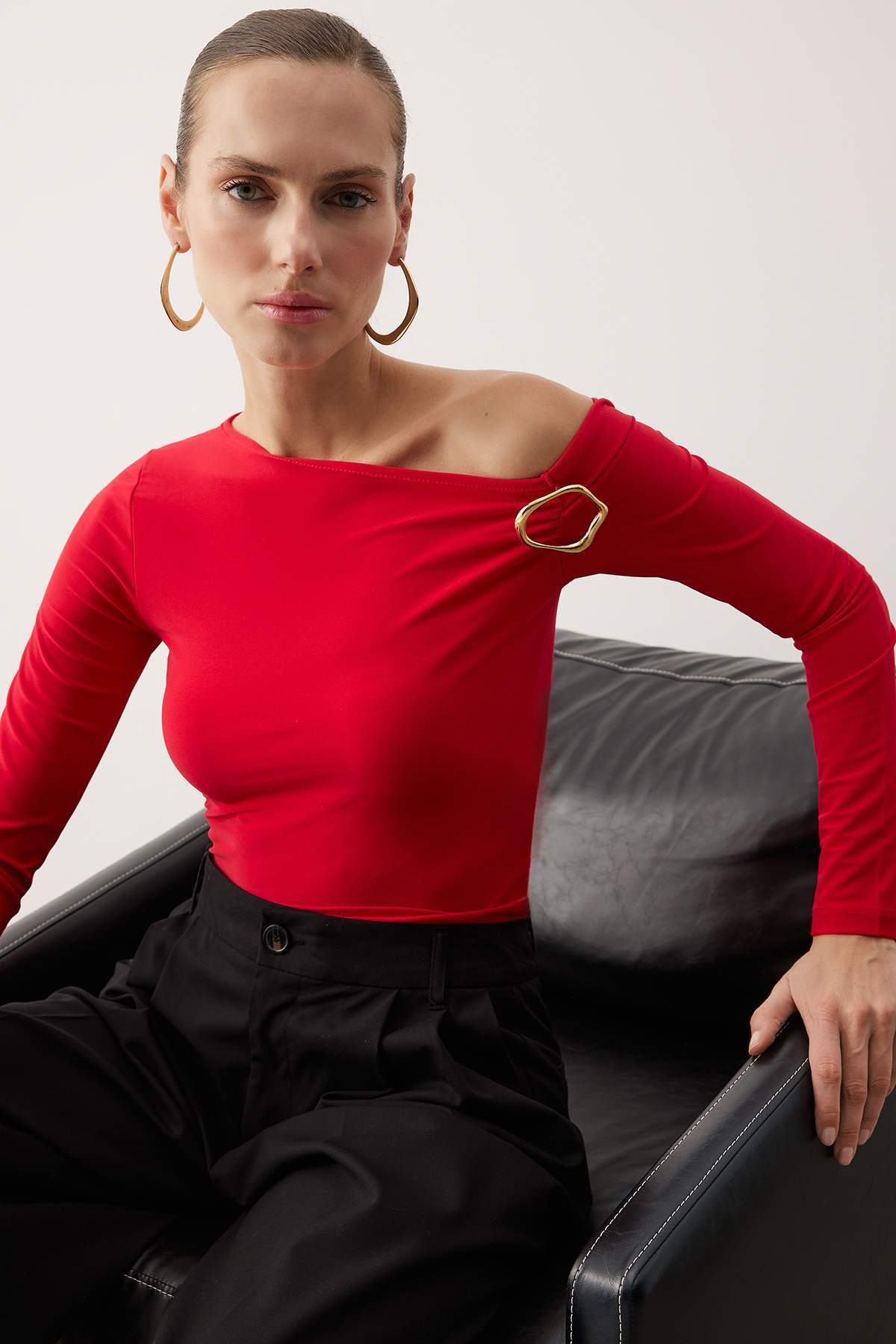 Trendyolmilla Haki Fitted Düşük Omuzlu Aksesuar Detaylı Asimetrik Yaka Esnek Örme Bluz TWOAW26BZ00075