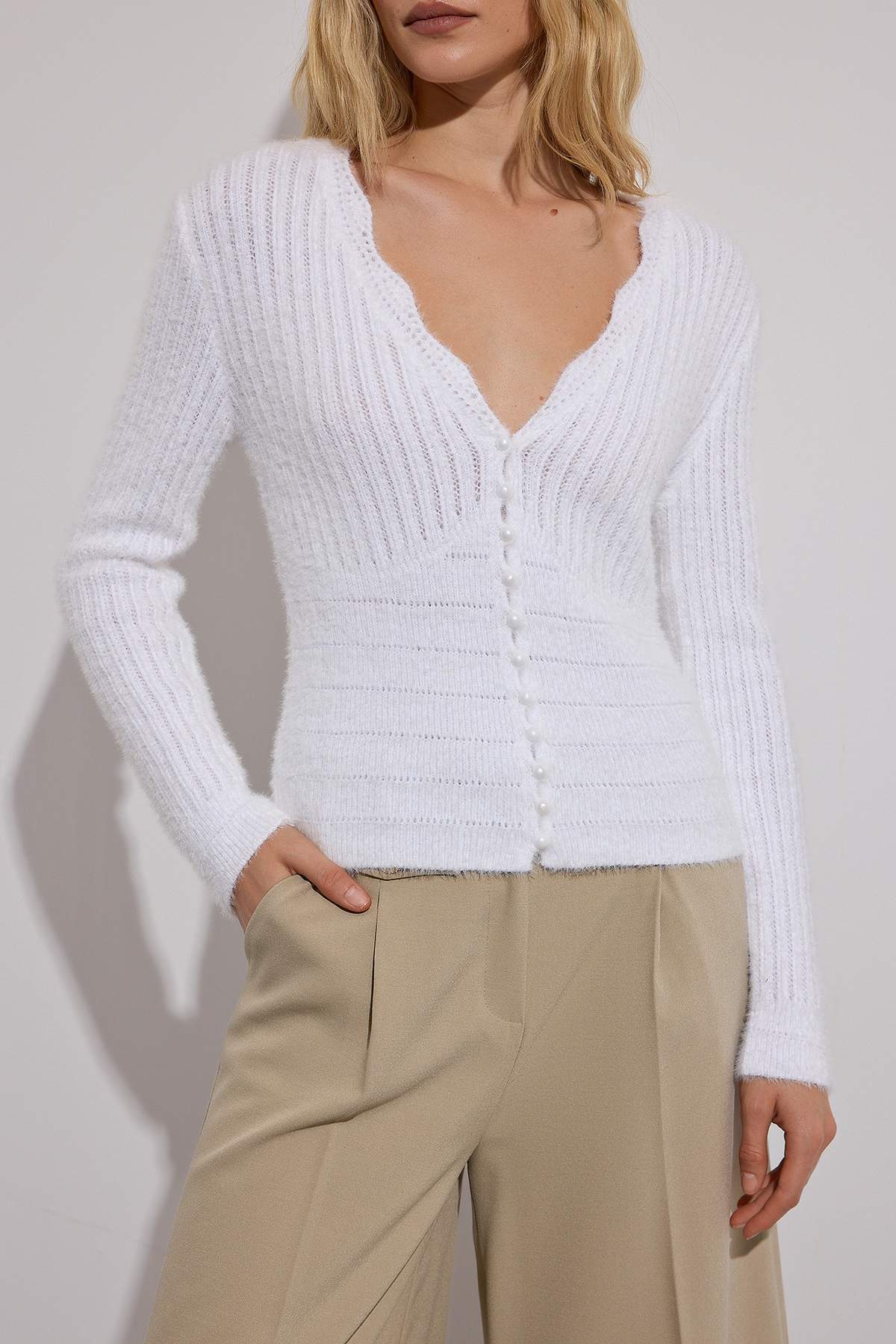 Limited Edition Ekru Yumuşak Dokulu Crop Triko Hırka TWOAW26HI00244