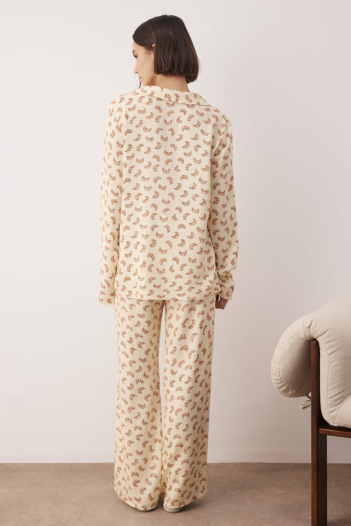 Çok Renkli Kruvasan Baskılı Viskon Dokuma Pijama Takımı THMAW26PT00105