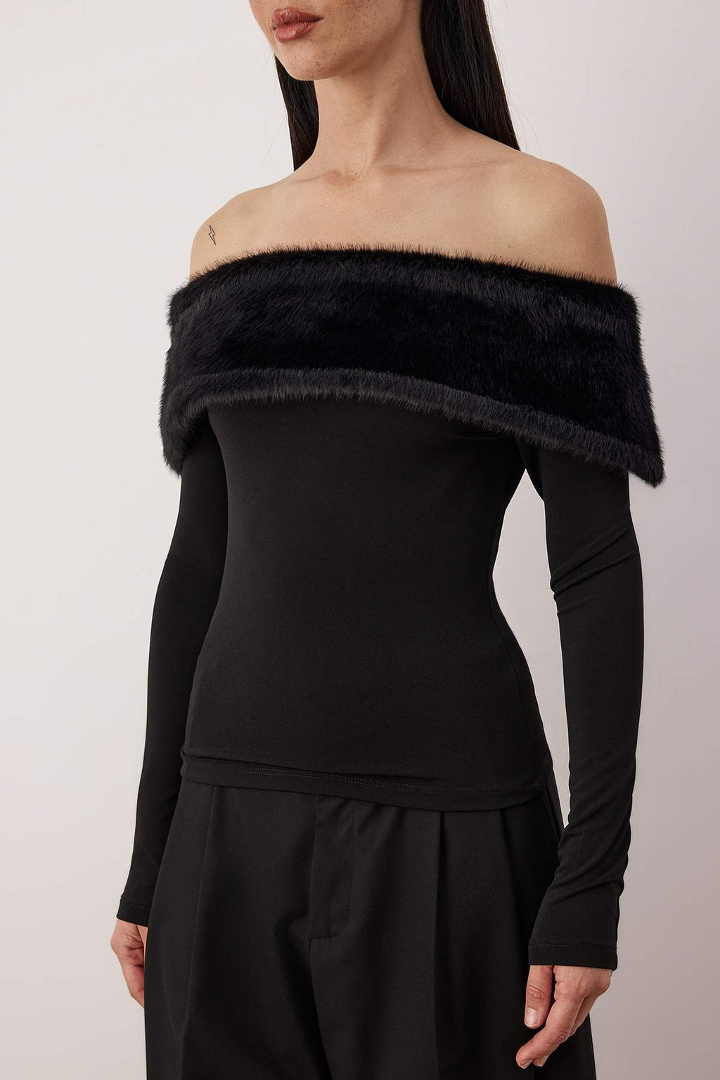 Siyah Suni Kürklü Carmen Yaka Örme Party Bluz TPRAW26BZ00047