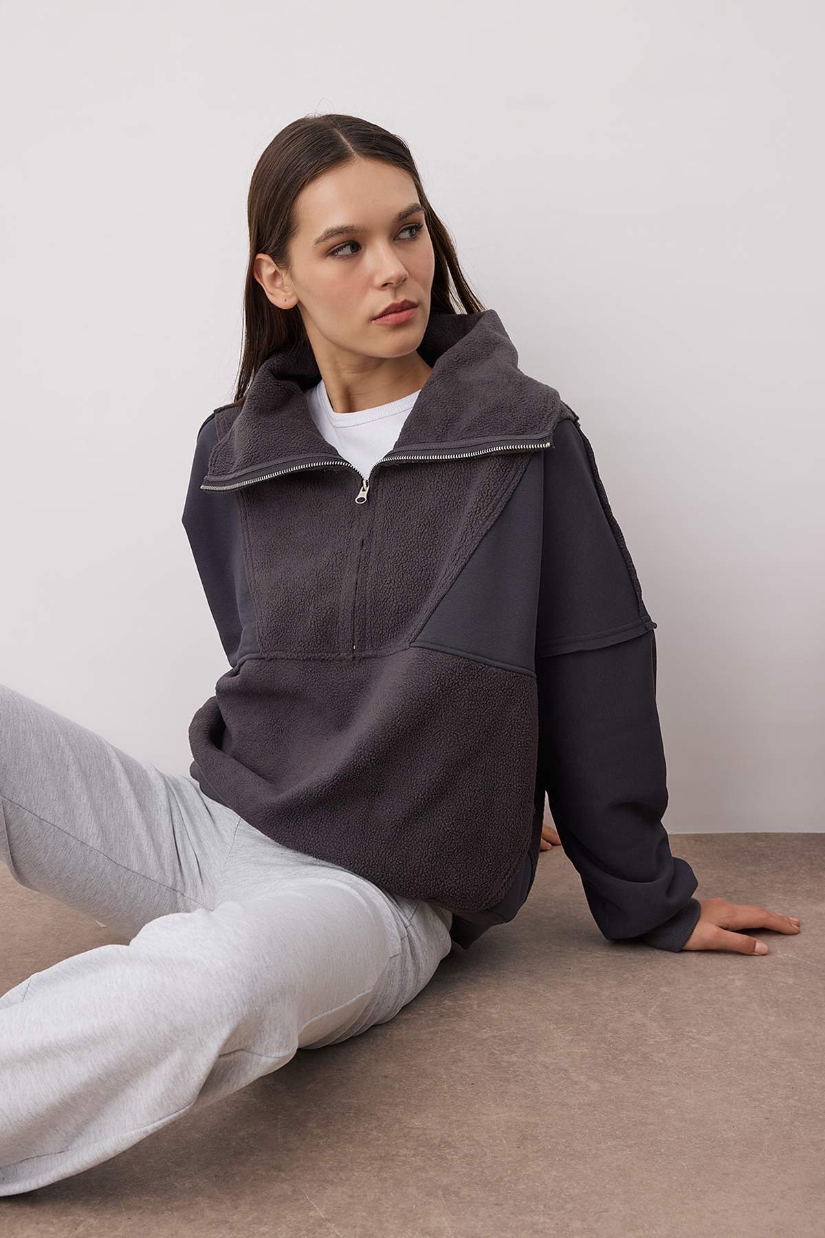 Trendyolmilla Ekru Regular/Normal Kalıp Polar Fermuarlı Cep Detaylı Kalın Örme Sweatshirt TWOAW26SW00009