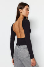 Siyah Derin Sırt Dekolteli Fitted/Vücuda Oturan Pamuklu Esnek Örme Bluz TWOAW24BZ00173