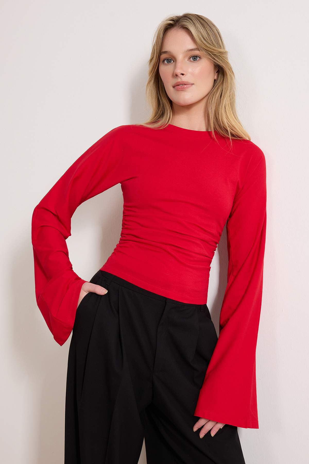Trendyolmilla Gri İspanyol Kol Büzgü Detaylı Regular/Normal Kalıp Örme Bluz TWOAW26BZ00293