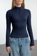 Trendyolmilla Siyah Fitted/vücuda Oturan Fermuarlı Yaka Esnek  Örme Bluz TWOAW25BZ00163