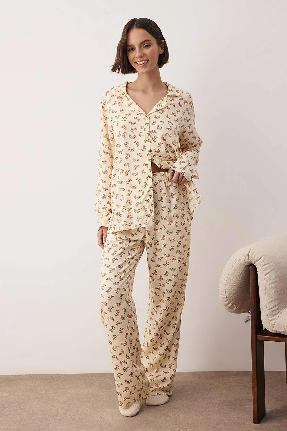 Çok Renkli Kruvasan Baskılı Viskon Dokuma Pijama Takımı THMAW26PT00105