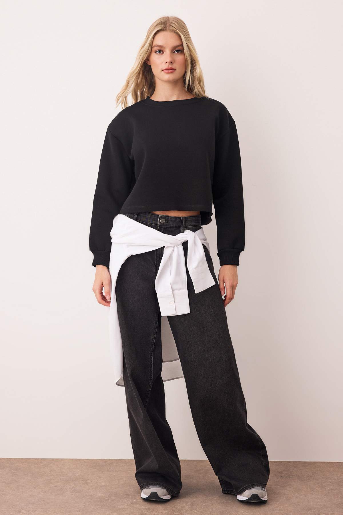 Trendyolmilla Siyah Kalın İçi Polarlı Bisiklet Yaka Crop Örme Sweatshirt TWOAW26SW00093 Secondary image