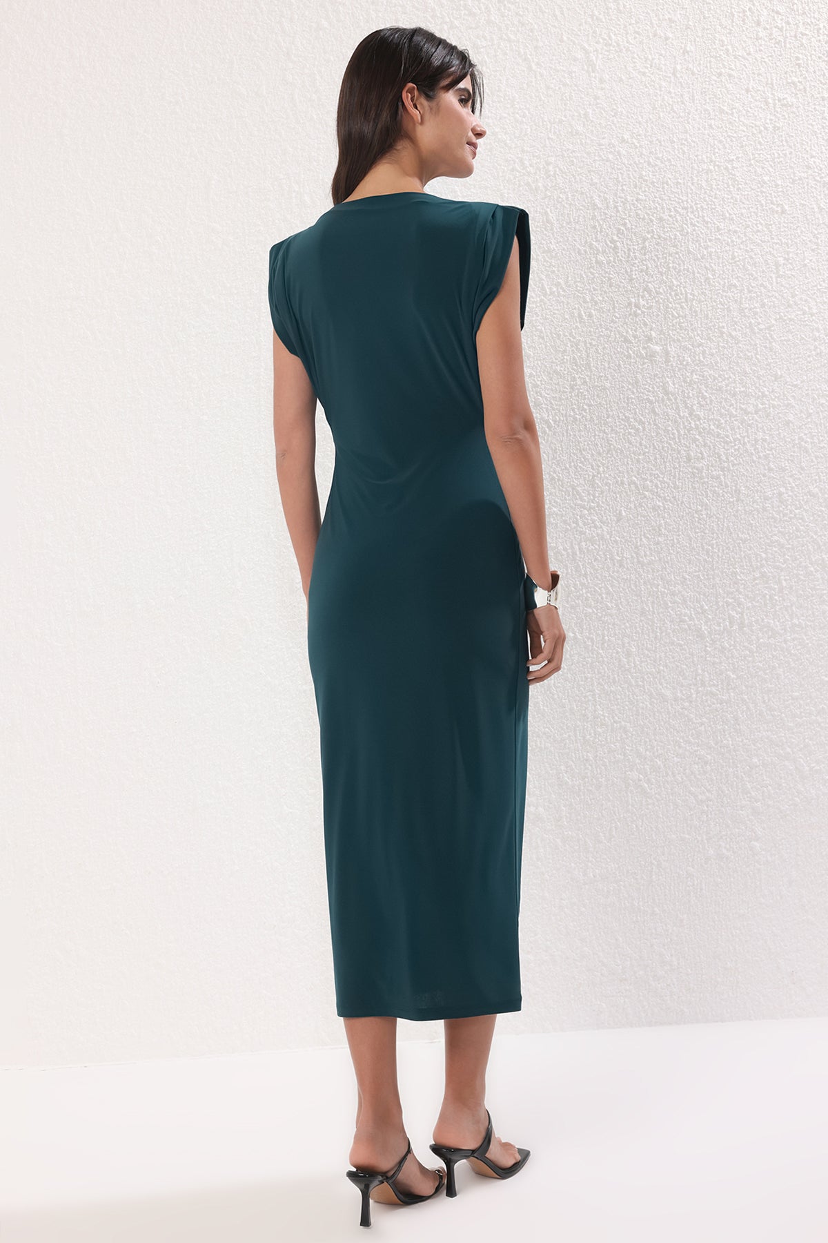 Trendyolmilla Zümrüt Yeşili Düz Vatkalı Drapeli Bodycone/Vücuda Oturan Esnek Örme Elbise TWOSS24EL00975