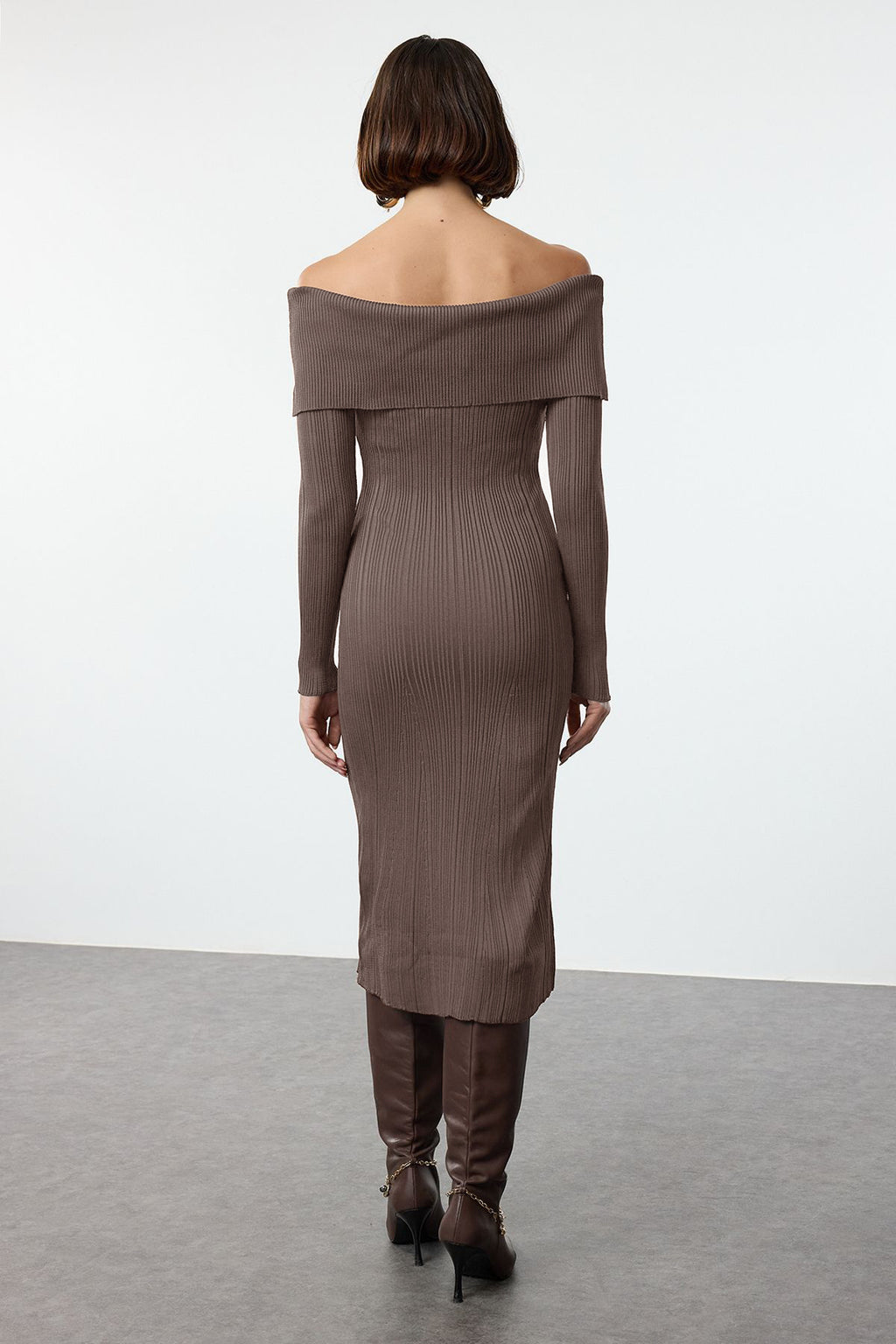 Trendyolmilla Kahverengi Midi Triko Basic Carmen Yaka Elbise TWOAW25EL00033