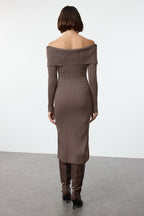 Trendyolmilla Kahverengi Midi Triko Basic Carmen Yaka Elbise TWOAW25EL00033