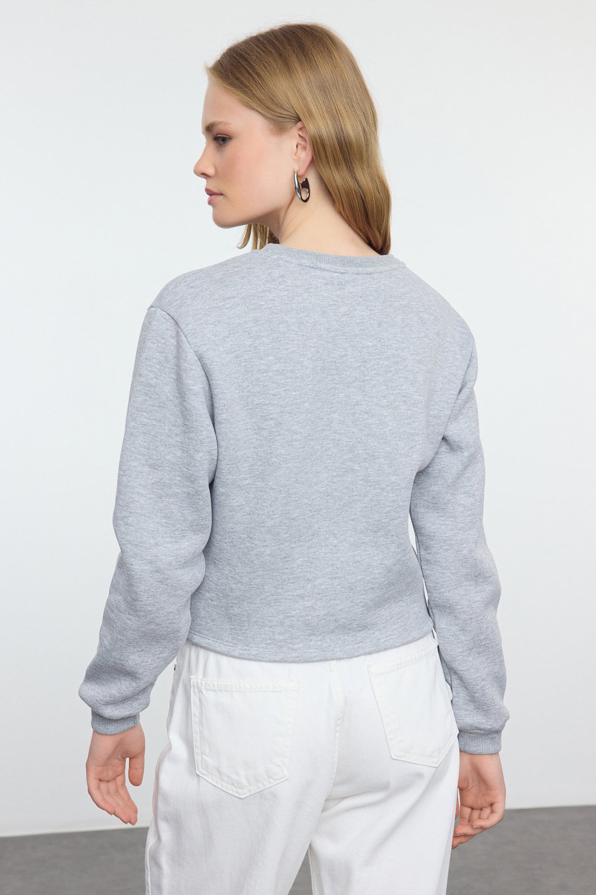 Gri Melanj Burgu Detaylı Crop Kalın İçi Polarlı Bisiklet Yaka Örme Sweatshirt TWOAW25SW00081