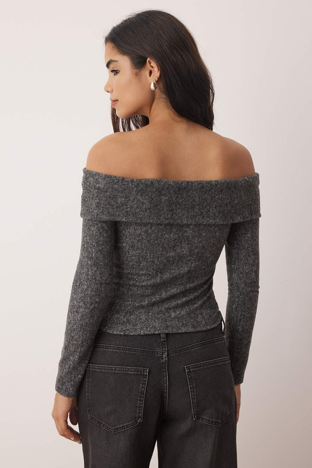 Trendyolmilla Antrasit Yumoş Düşük Omuzlu Carmen Yaka Fitted/Vücuda Oturan Örme Bluz TWOAW26BZ00081