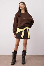 Trendyolmilla Taş Bisiklet Yaka Regular Fit Nakışlı Kalın İçi Polarlı Örme Sweatshirt TWOAW24SW00199