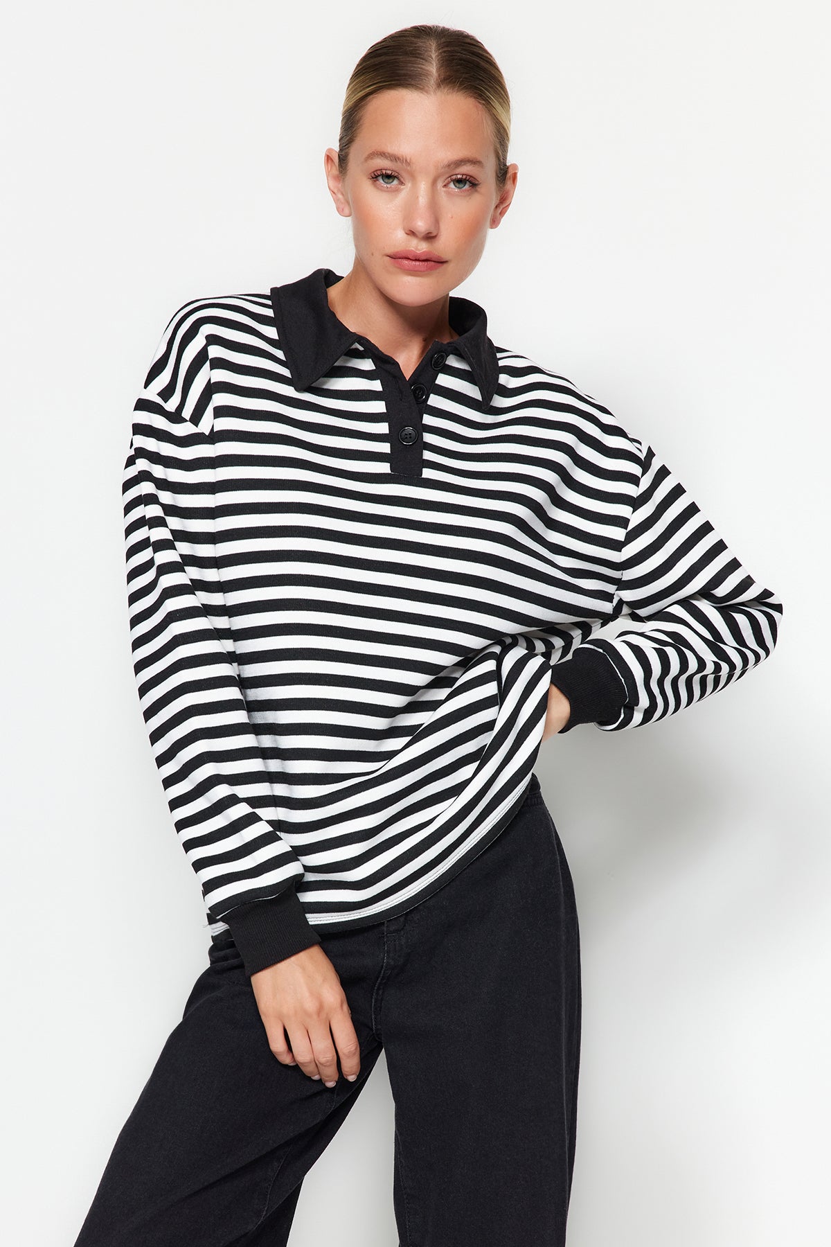 Siyah Çizgili Polo Yaka Kalın İçi Polarlı Oversize Örme Sweatshirt TWOAW24SW00344