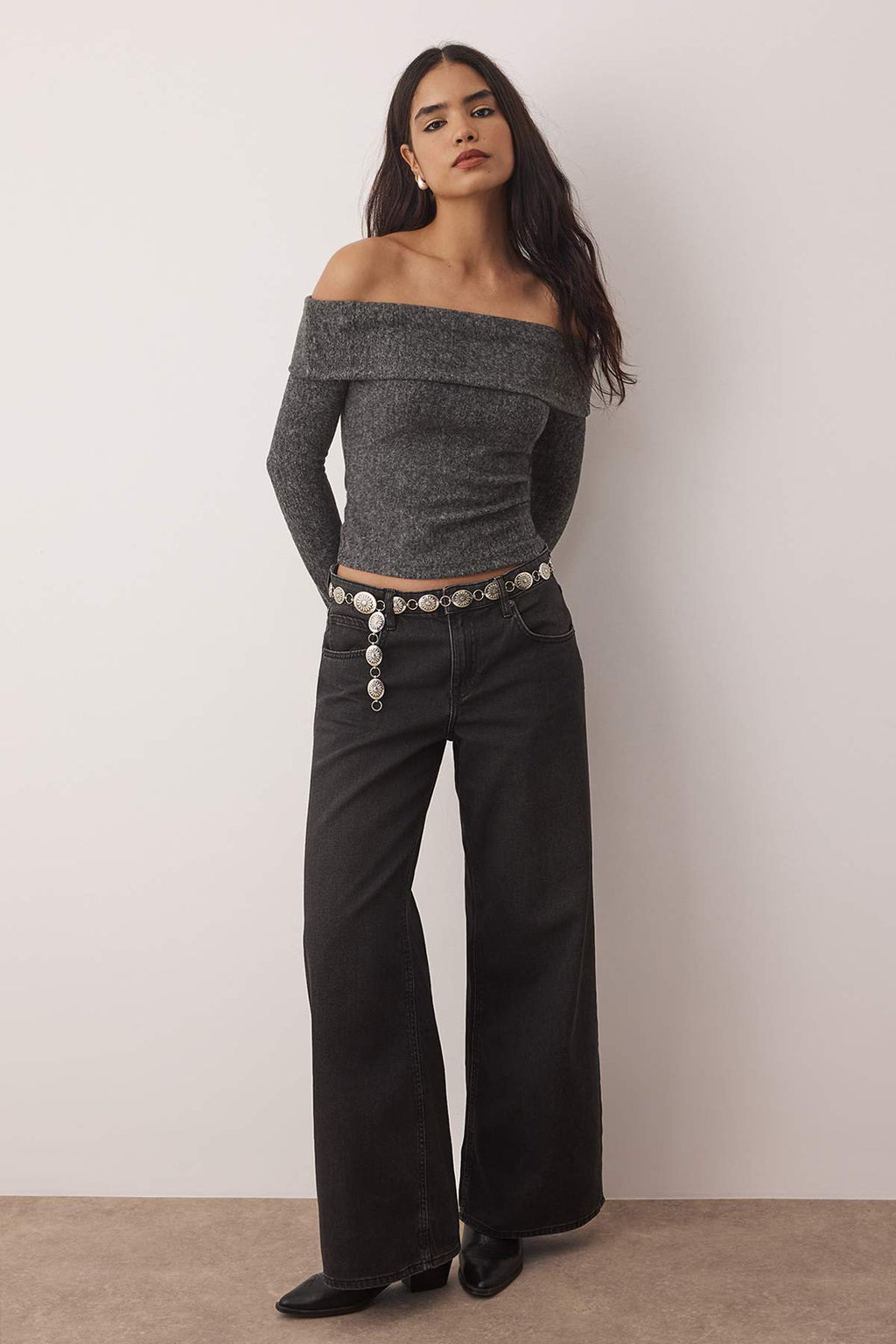Trendyolmilla Antrasit Yumoş Düşük Omuzlu Carmen Yaka Fitted/Vücuda Oturan Örme Bluz TWOAW26BZ00081