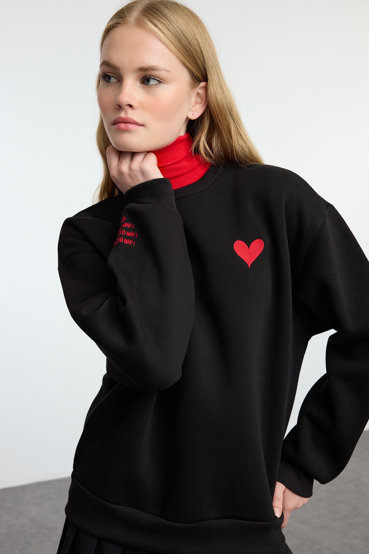 Trendyolmilla Bordo Nakışlı Regular/Normal Kalıp Kalın İçi Polarlı  Örme Sweatshirt TWOAW25SW00176