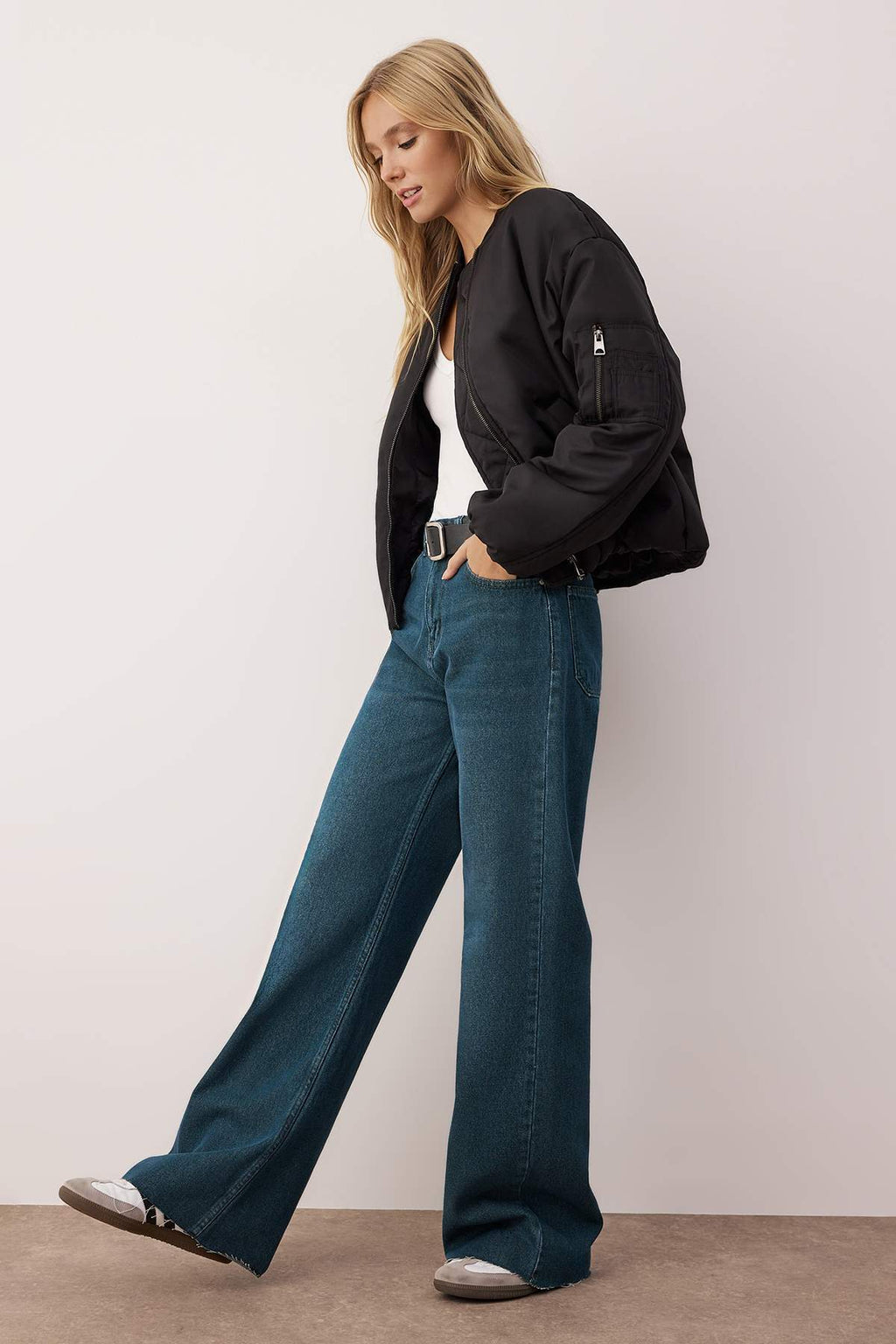 Trendyolmilla Koyu Mavi Paça Kesikli Ekstra Yüksek Bel Geniş Paça Wide Leg Jeans TWOAW26JE00080