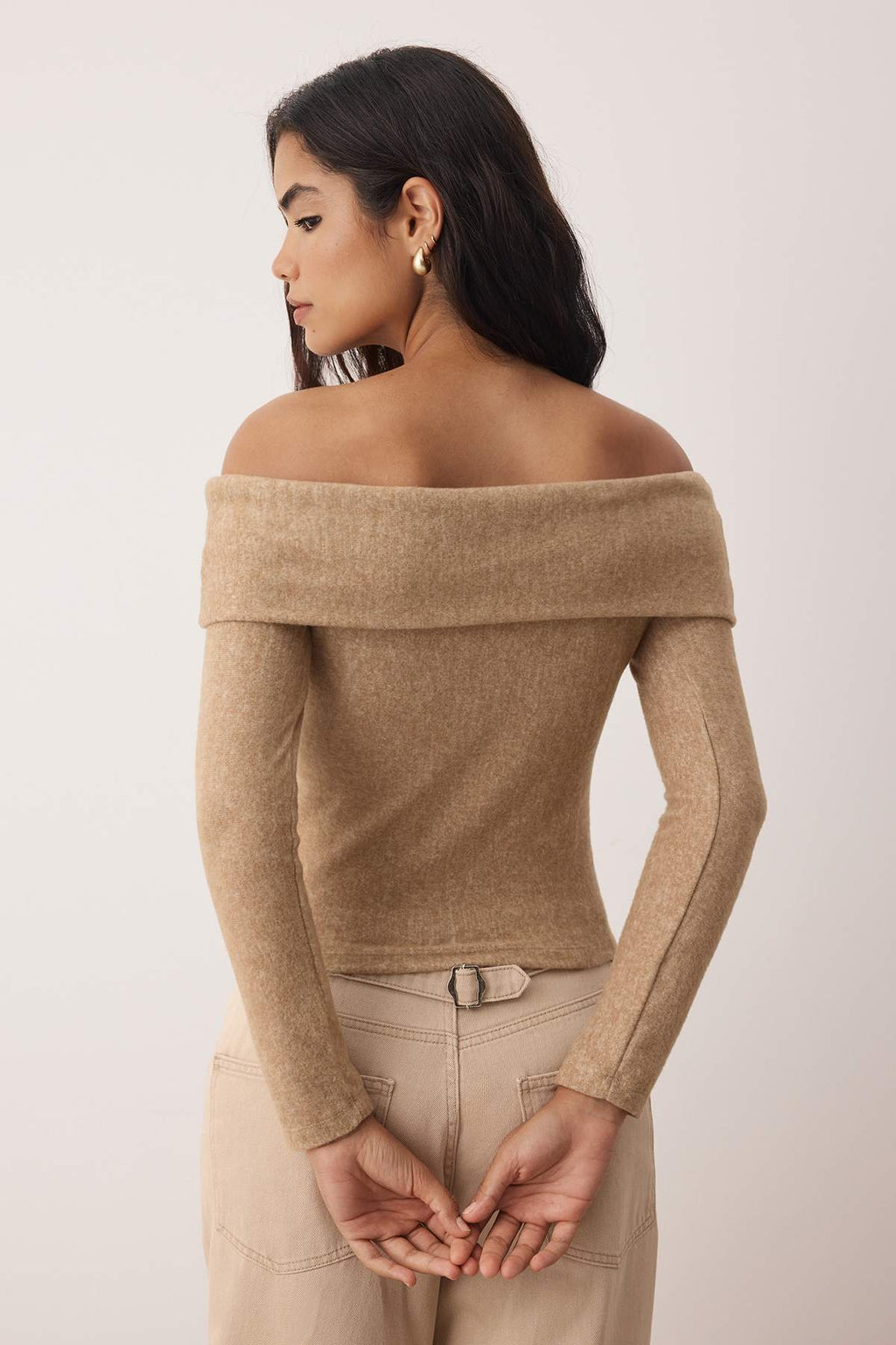 Trendyolmilla Antrasit Yumoş Düşük Omuzlu Carmen Yaka Fitted/Vücuda Oturan Örme Bluz TWOAW26BZ00081