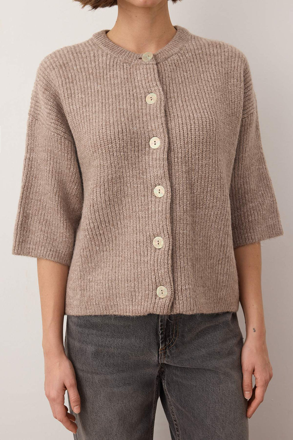 Trendyolmilla Wardrobe Essentials Vizon Yumuşak Dokulu Geniş Kalıp Kısa Kol Basic Triko Hırka | TWOAW26HI00251