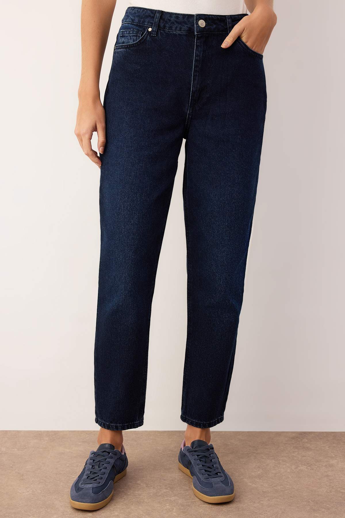 Trendyolmilla Gece Mavisi Yüksek Bel YENİ MOM %100 pamuk Non-Stretch Jeans TWOAW26JE00054