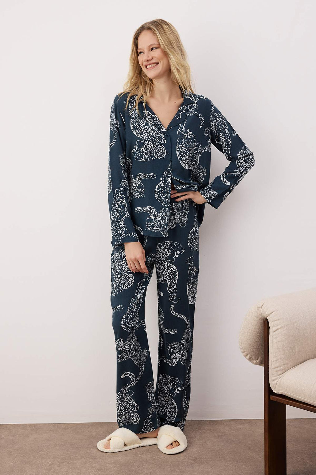 Trendyolmilla Bordo Kaplan Desenli Viskon Dokuma Pijama Takımı THMAW24PT00092