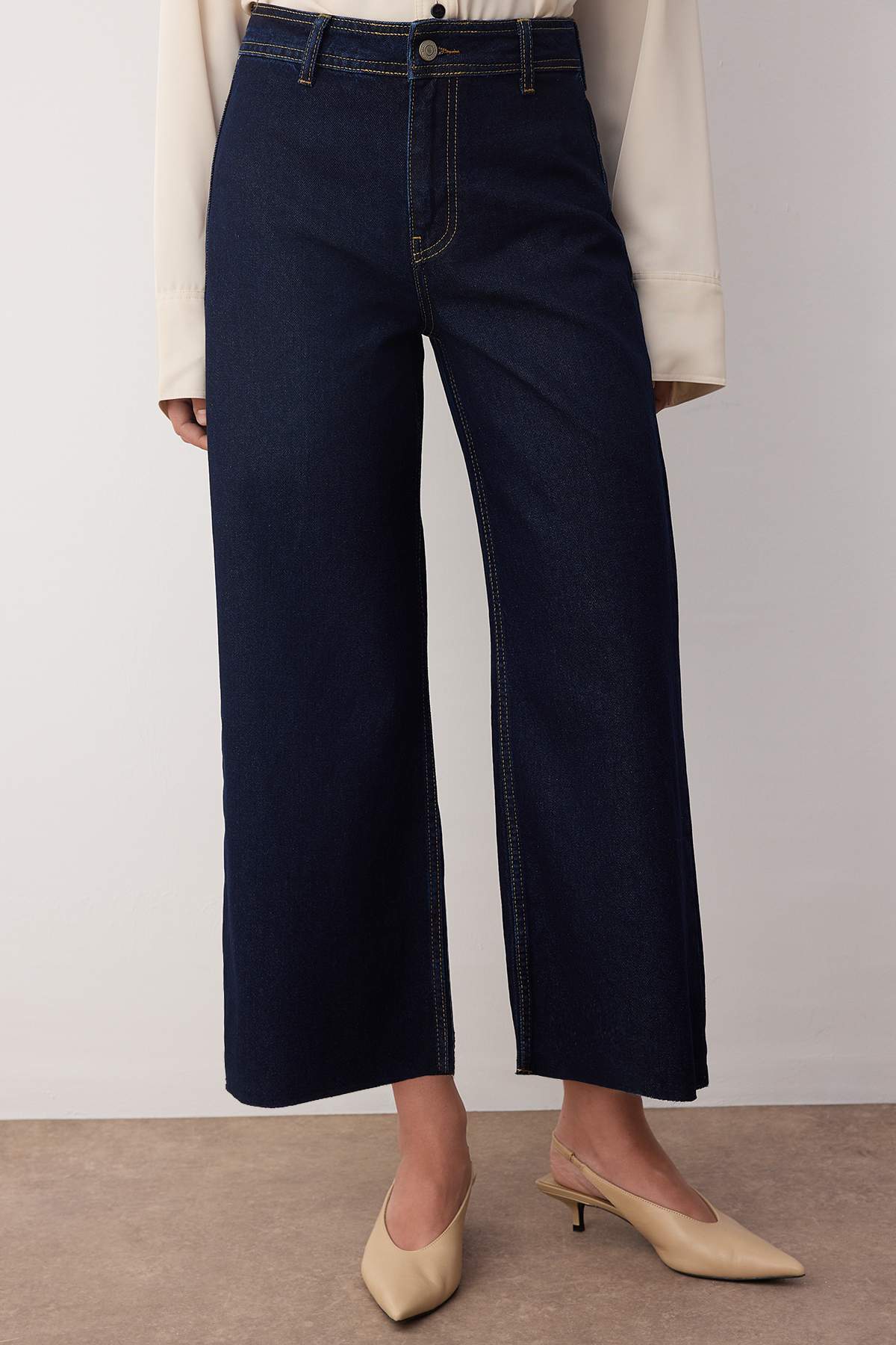 Trendyolmilla Kahverengi Orta Belli ve Beli Detaylı Normal Bel Culotte Jeans TWOAW26JE00045