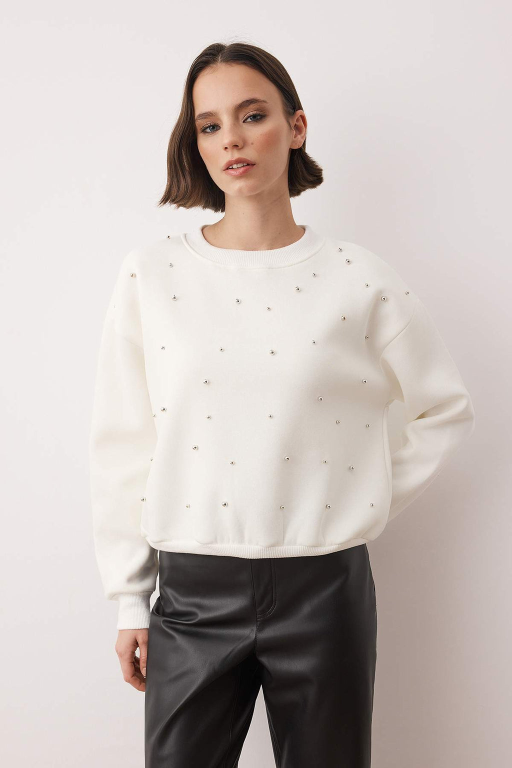 Trendyolmilla Siyah Taş Akseusar Detaylı Bisiklet Yaka Regular Crop Örme Sweatshirt TWOAW26SW00090