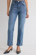 Trendyolmilla Beyaz Yüksek Bel Düz Kesim Comfort/Esnek Straight Jeans TWOSS25JE00099