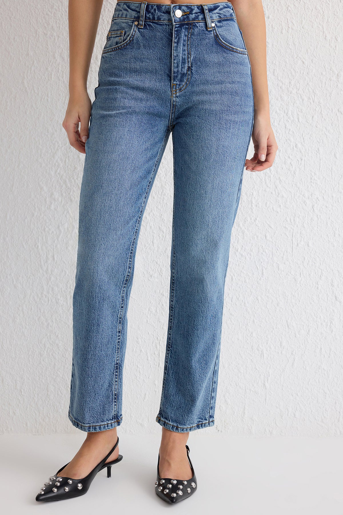 Trendyolmilla Beyaz Yüksek Bel Düz Kesim Comfort/Esnek Straight Jeans TWOSS25JE00099