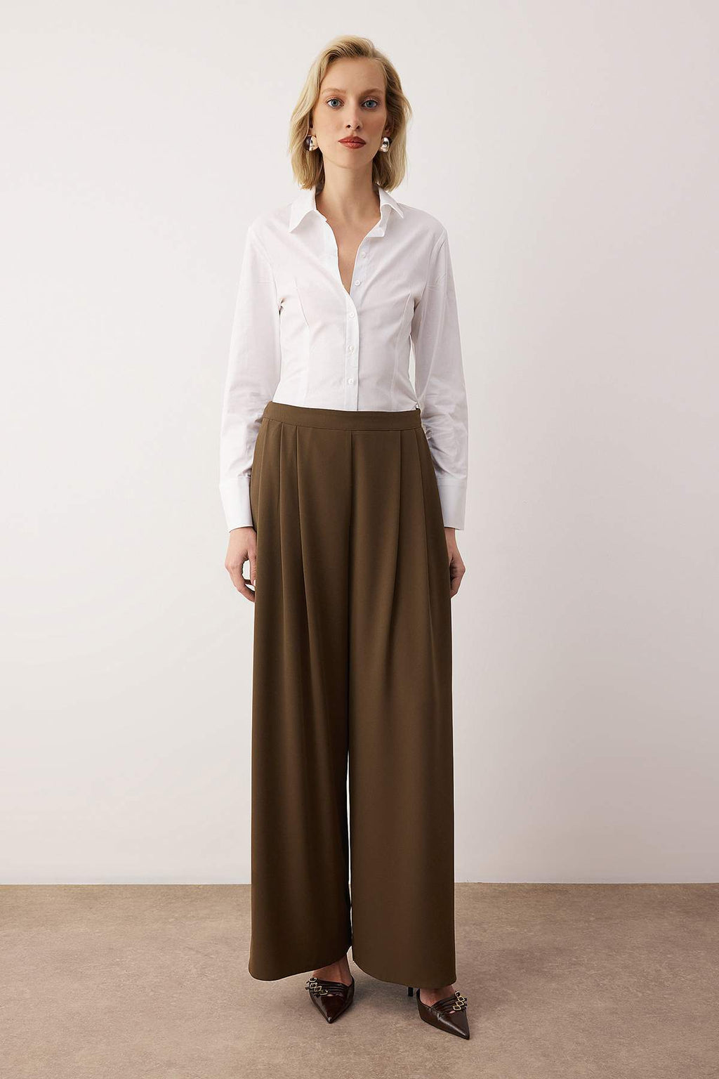 Trendyolmilla EXCLUSIVE Siyah Çift Pilili Dökümlü Kumaş Extra Wide Leg Geniş Paça Pantolon TWOAW26PL00122