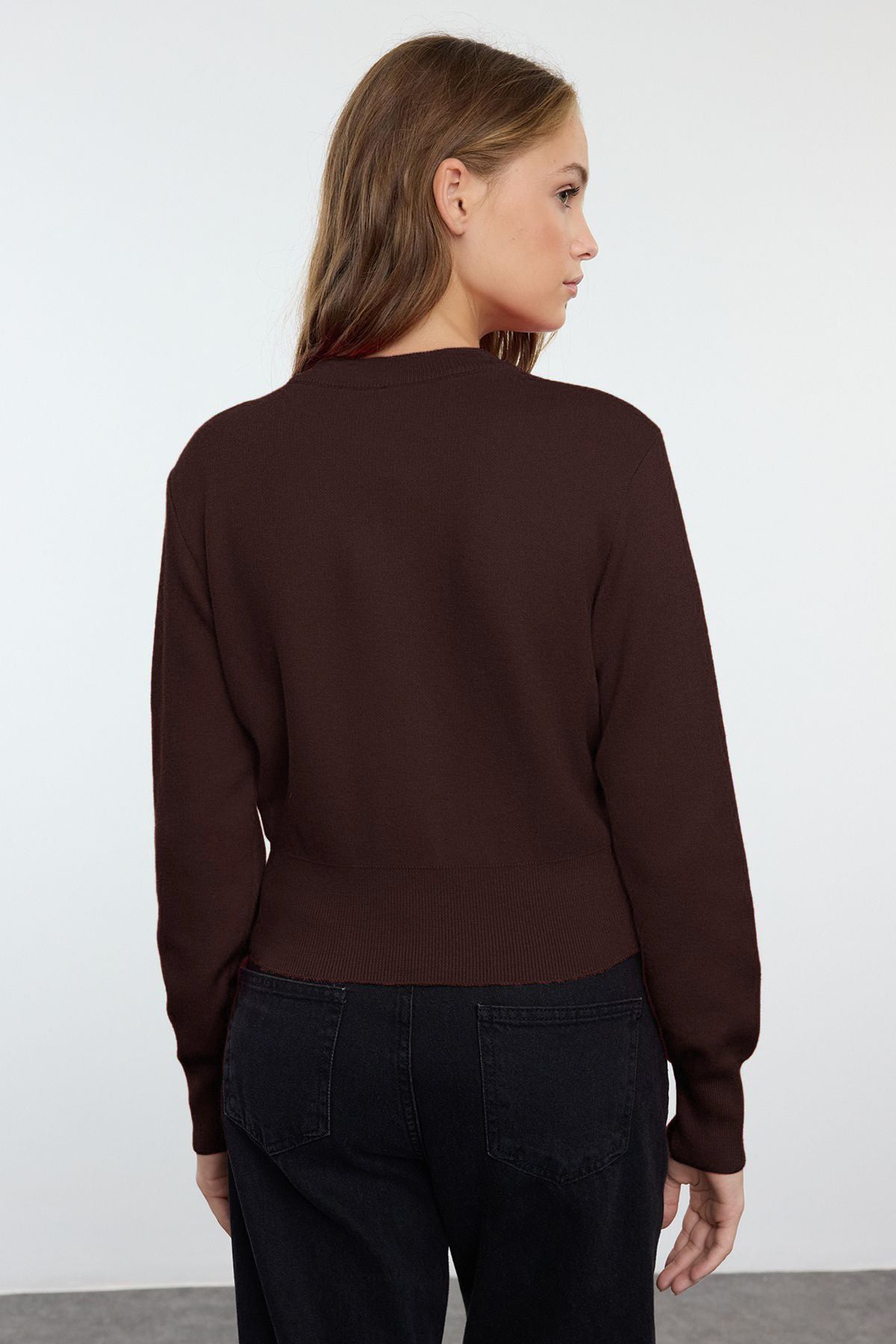 Trendyolmilla Ekru Premium İplik/Özel İplik Crop Gül Düğmeli Ceket Görünümlü Triko Hırka TWOAW25HI00110