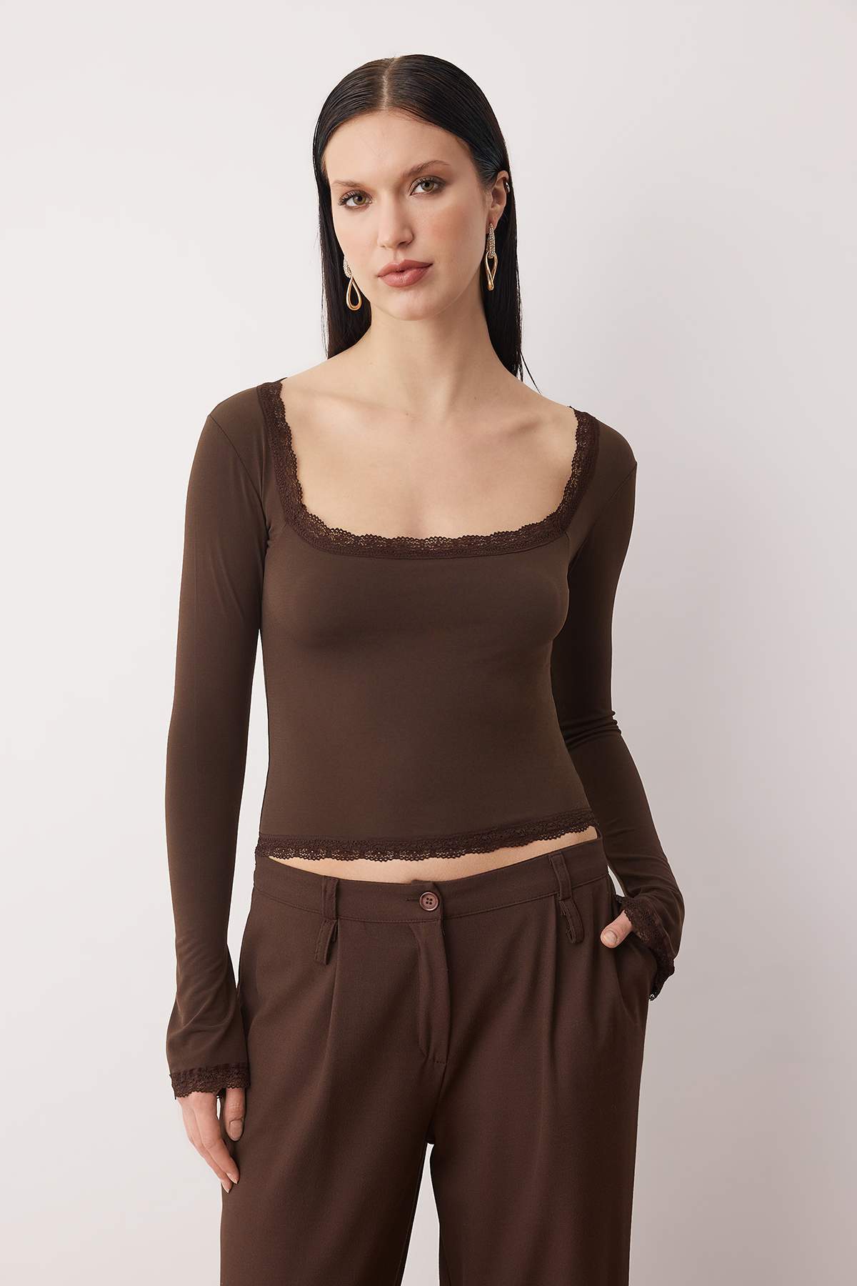 Trendyolmilla Koyu Kahverengi Dantel Detaylı Kare Yaka Örme Party Bluz TPRAW26BZ00045