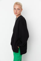 Trendyolmilla Ekru Oversize/Geniş Kalıp Yırtmaç Detaylı Kalın İçi Polarlı Örme Sweatshirt TWOAW23SW00195