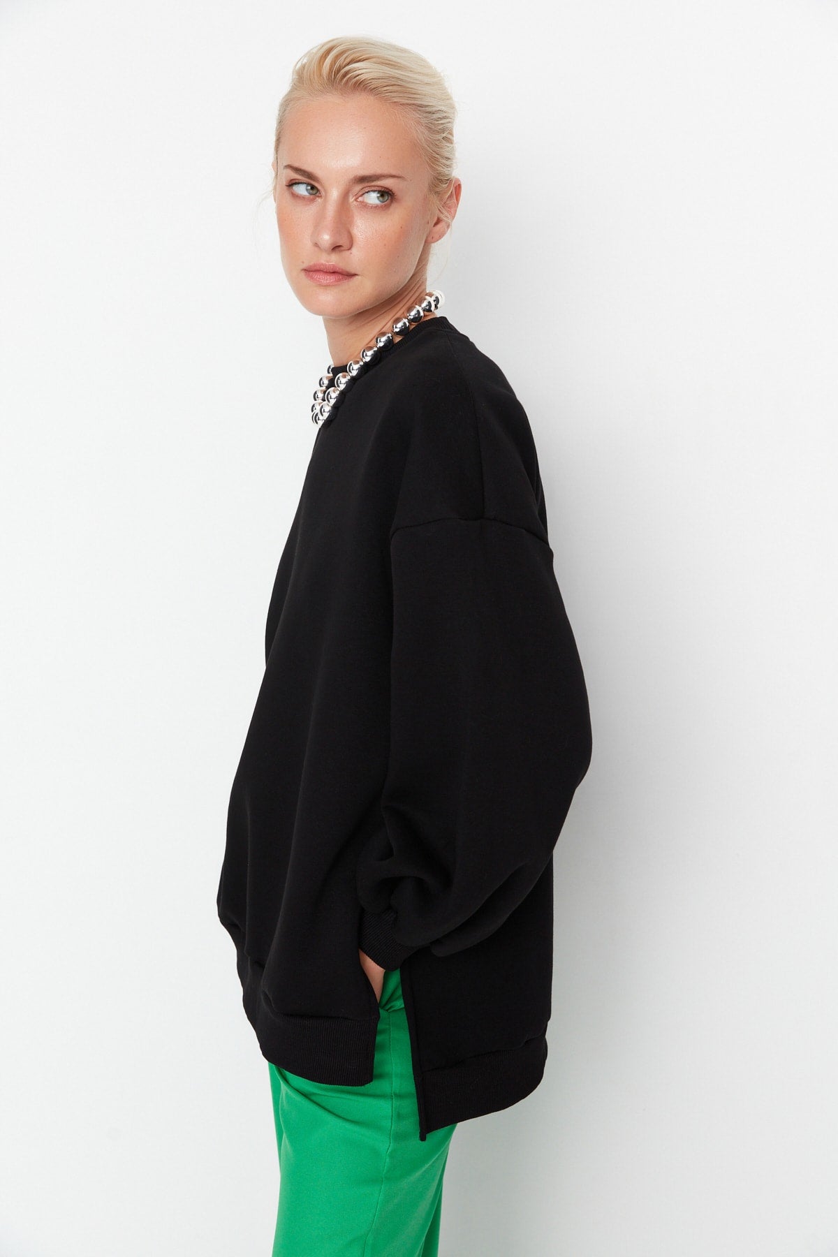 Trendyolmilla Ekru Oversize/Geniş Kalıp Yırtmaç Detaylı Kalın İçi Polarlı Örme Sweatshirt TWOAW23SW00195
