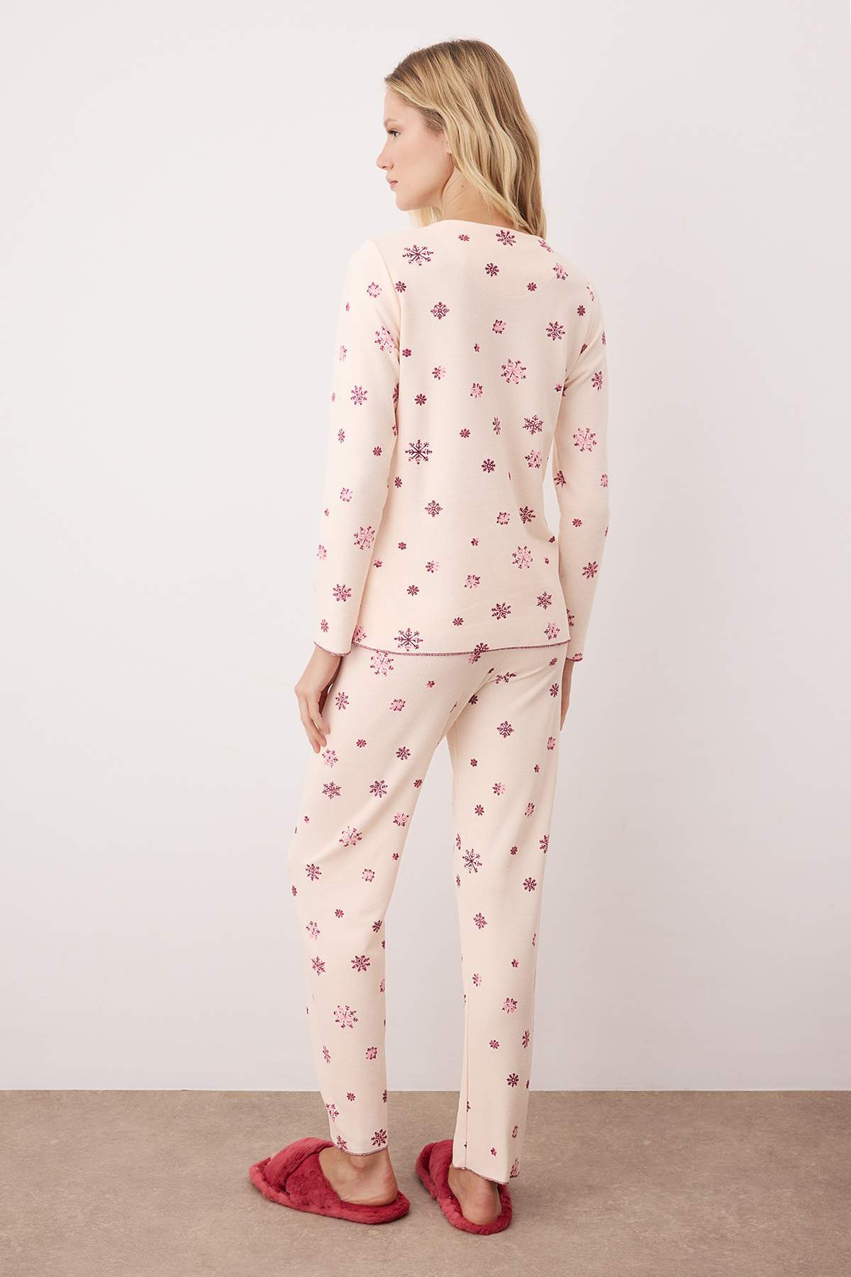 Pudra Kar Tanesi Desenli Yumuşak Kışlık Waffle Örme Pijama Takımı THMAW26PT00209