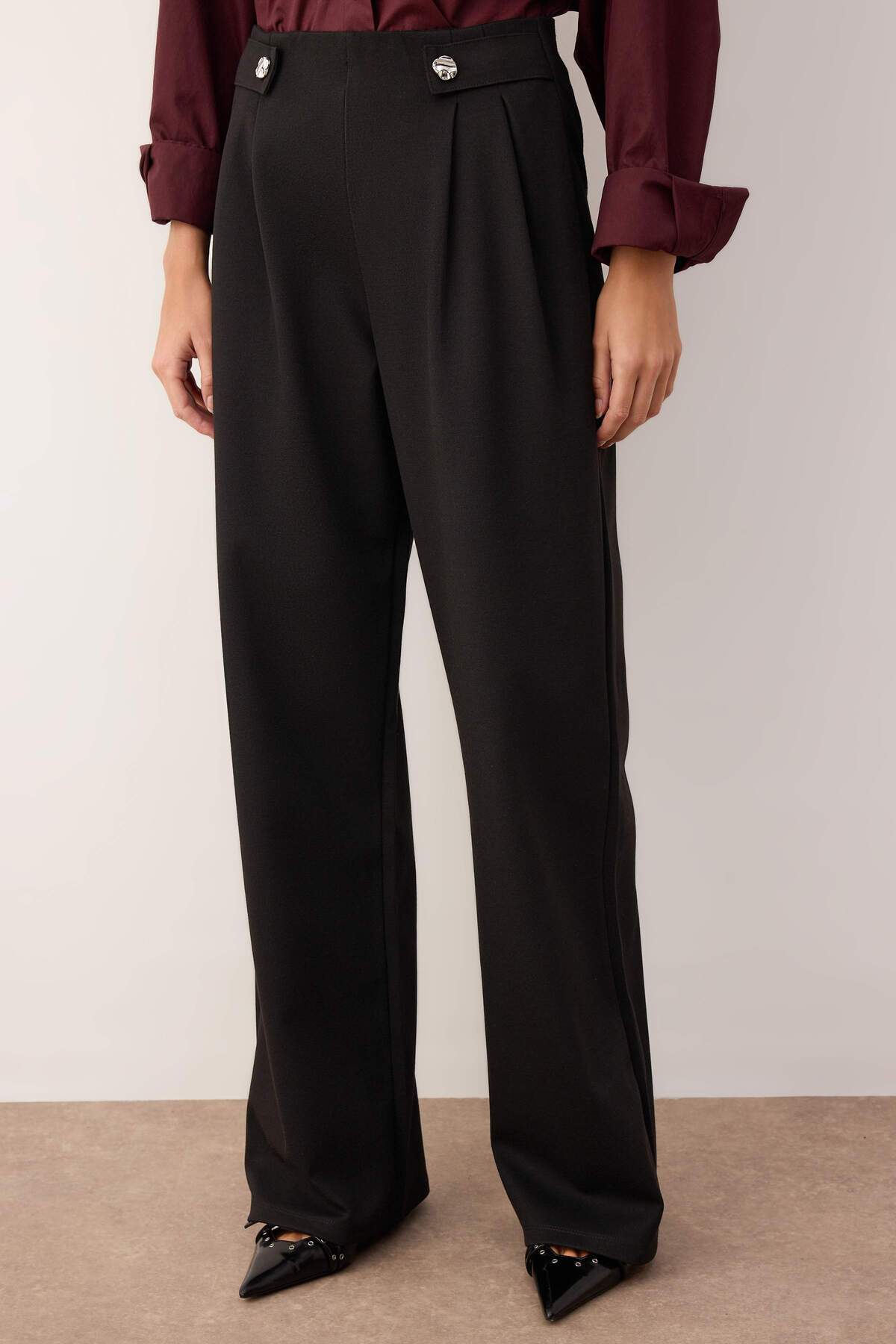 Trendyolmilla Siyah Diagonel Pileli Düğmeli Wide Leg/Geniş Paça Örme Pantolon TWOAW26PL00041