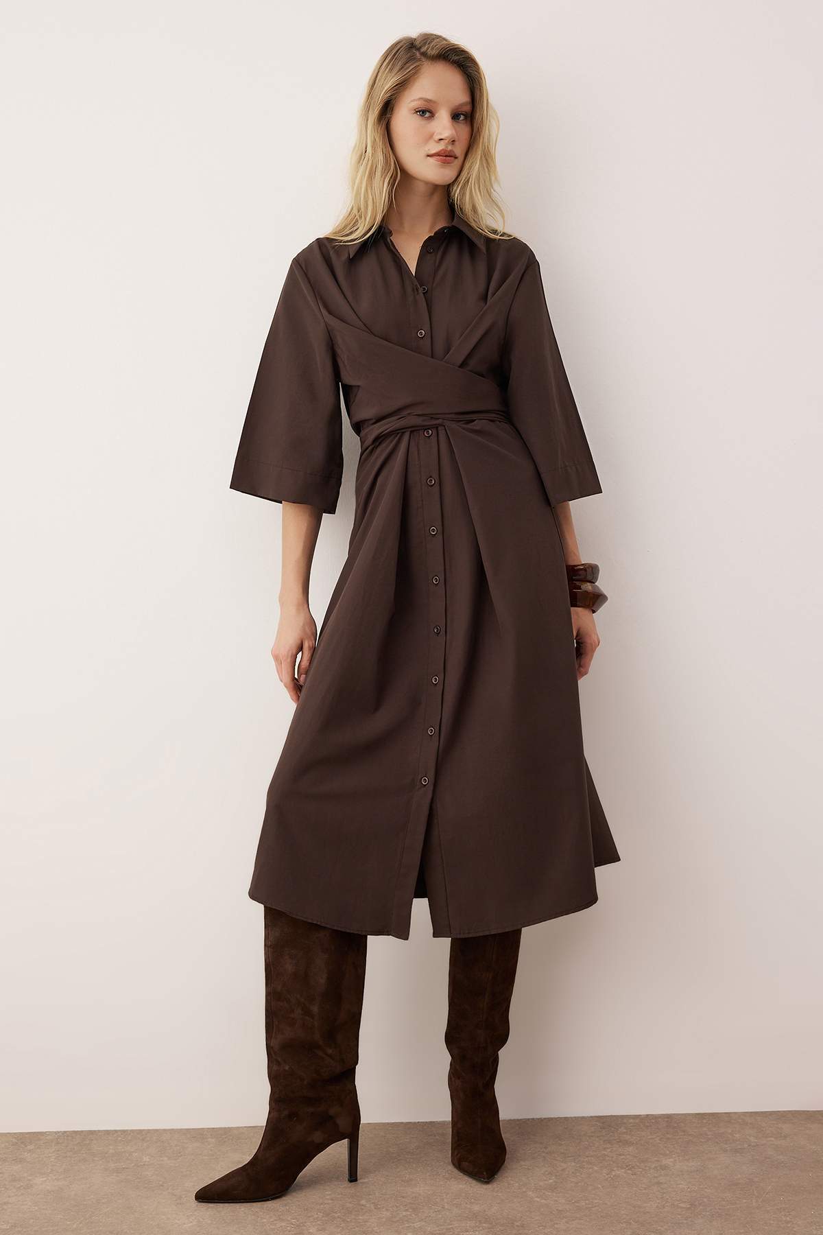 Vücut Seçmeyen Koyu Kahverengi Belli Kuşak Detaylı Dokuma Elbise TWOAW26EL00243 Secondary image