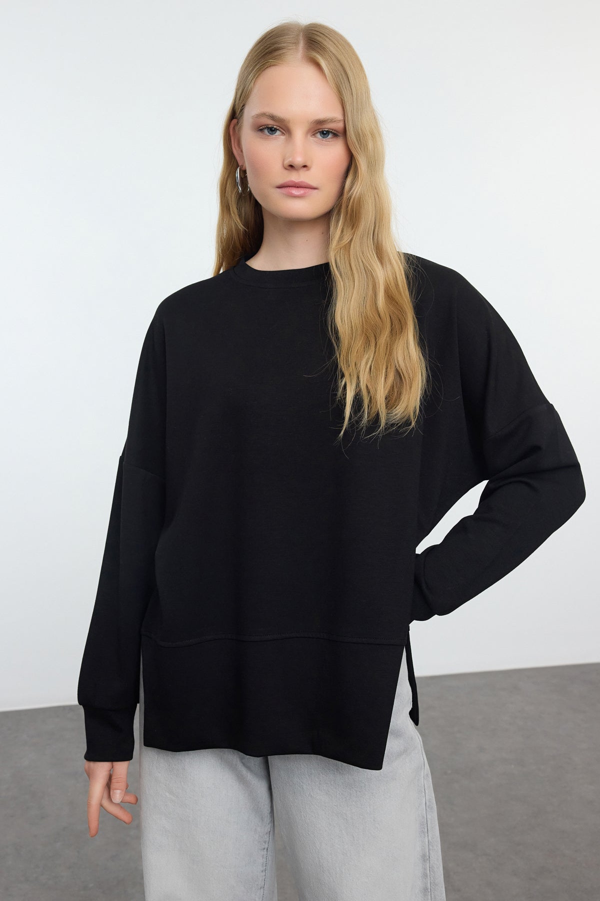Siyah Oversize/Geniş Kesim Yırtmaçlı Bisiklet Yaka Yumuşak Tuşeli Örme Sweatshirt TWOAW25SW00057 Main image