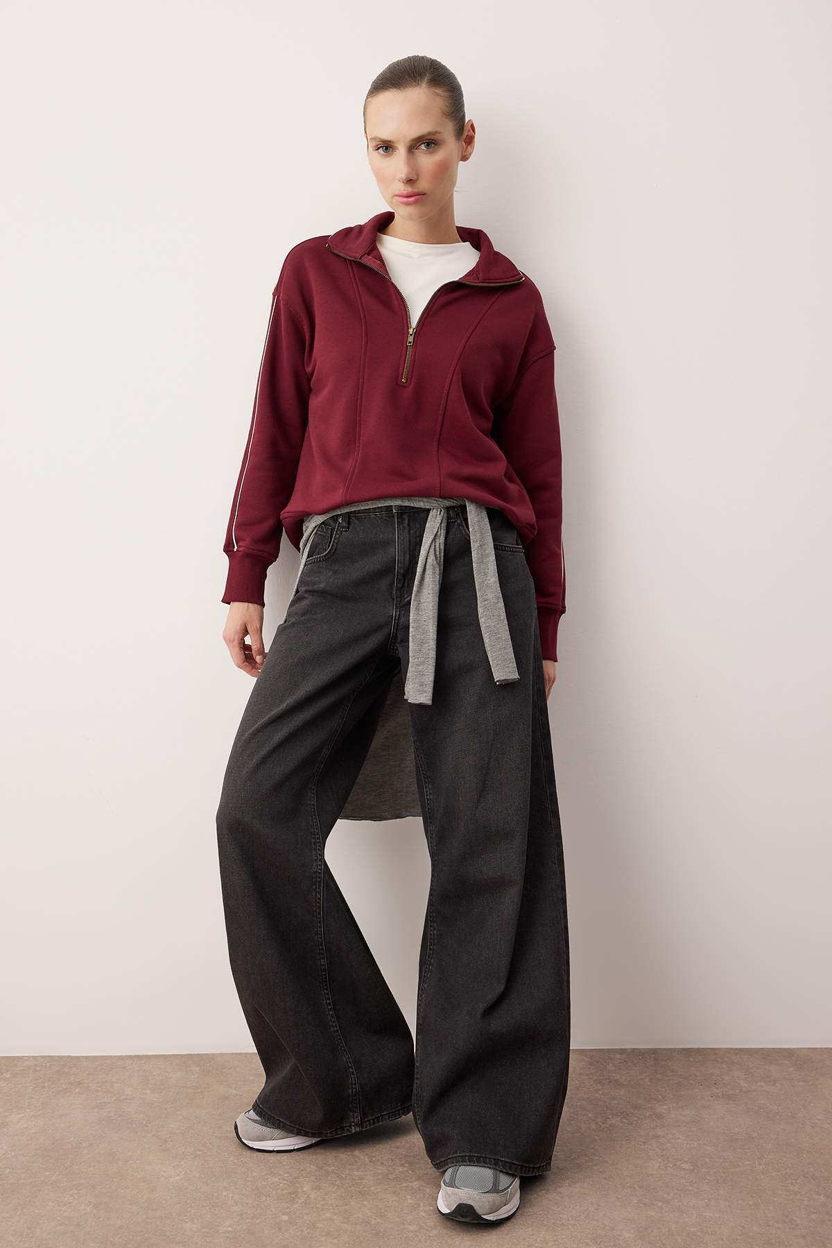 Trendyolmilla Bordo Fermuarlı Polo Yaka Şerit Detaylı Regular/Normal Kesim Örme Sweatshirt TWOAW26SW00034 Main image