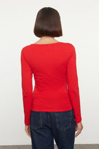Trendyolmilla Kahverengi Pamuklu Kayık Yaka Fitted/Vücuda Oturan Esnek Bluz TWOAW24BZ00166