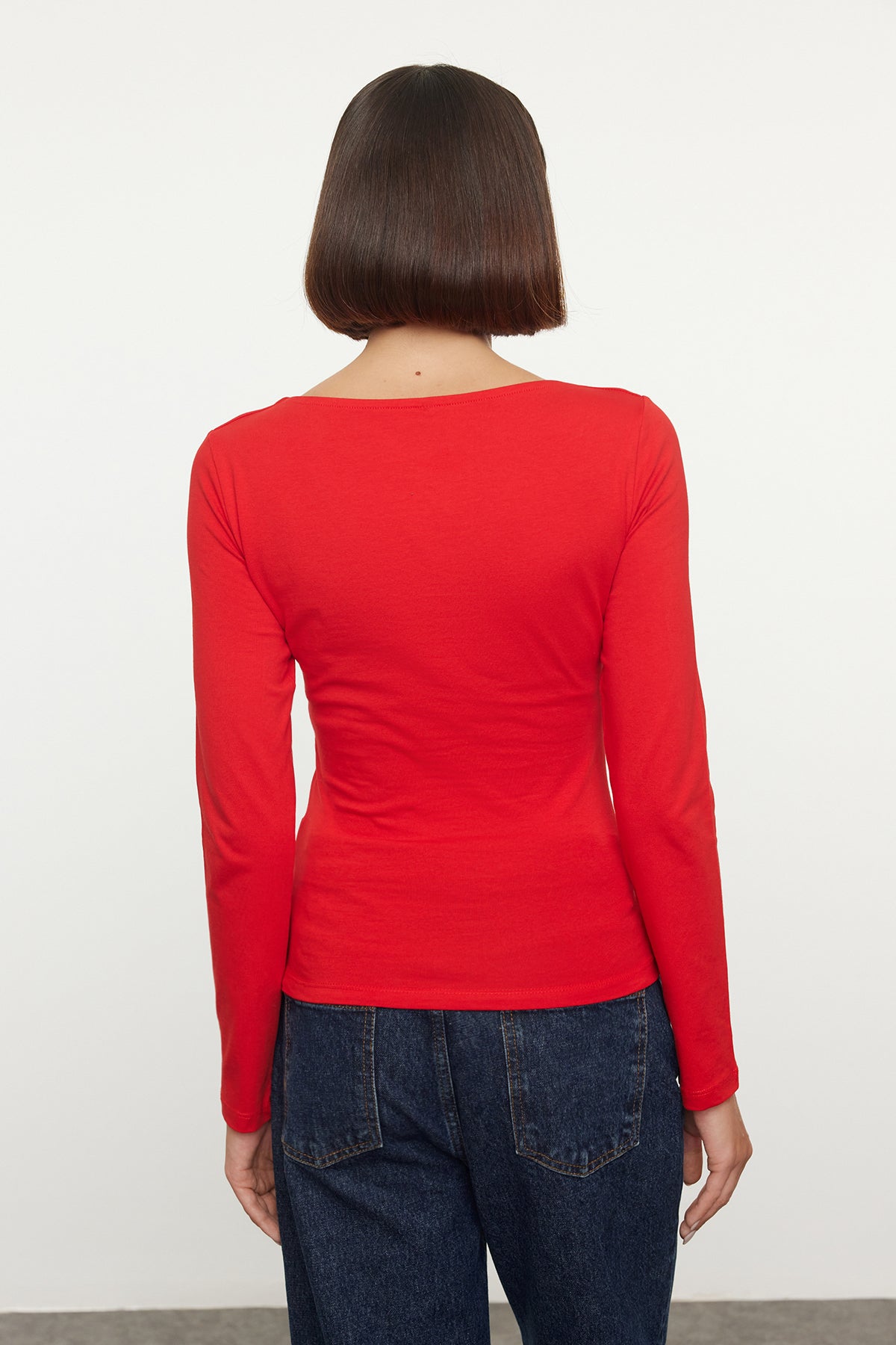 Trendyolmilla Kahverengi Pamuklu Kayık Yaka Fitted/Vücuda Oturan Esnek Bluz TWOAW24BZ00166