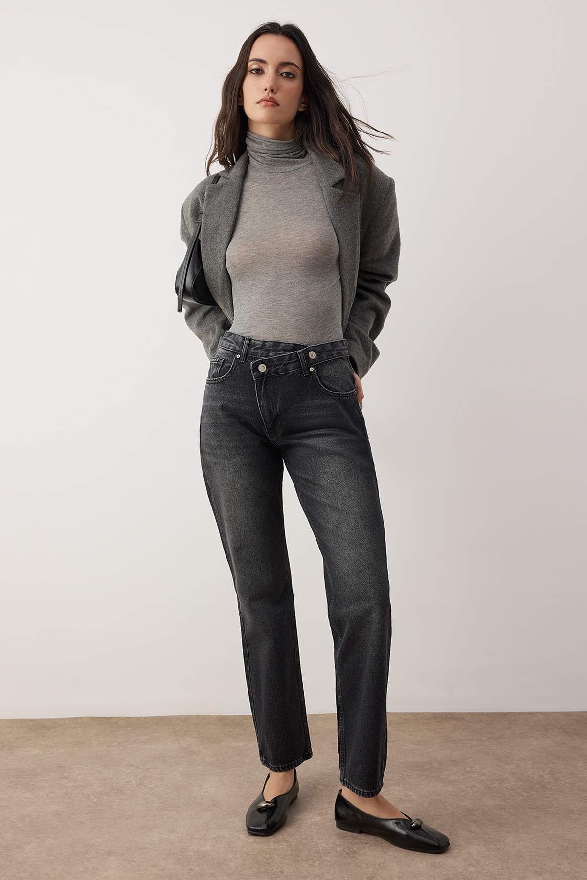 Trendyolmilla Antrasit Yüksek Bel Asimetrik Kapama Bel Detaylı Straight/Düz Kesim/Boru Paça Jeans TWOAW26JE00132