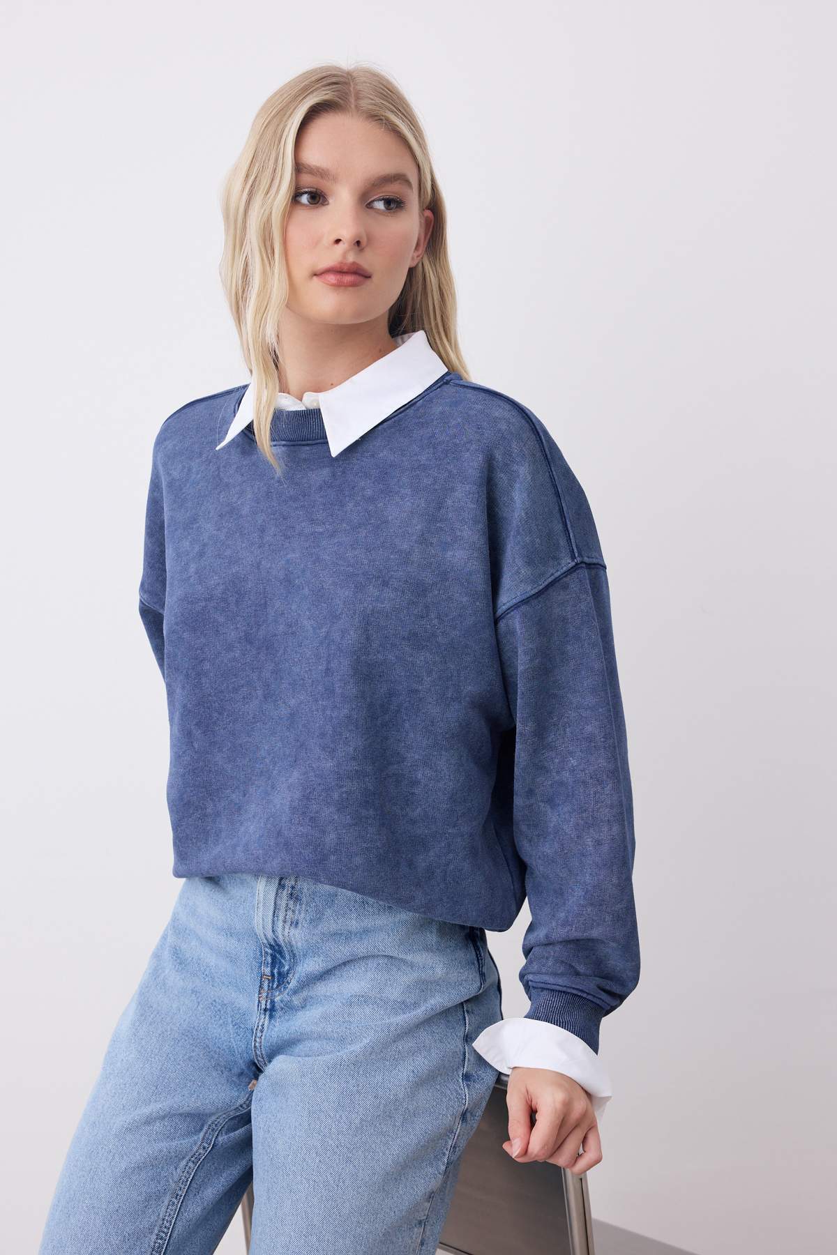 Lacivert Eskitme/Soluk Efektli Oversize/Geniş Kalıp Kalın Örme Sweatshirt TWOAW26SW00066 Main image